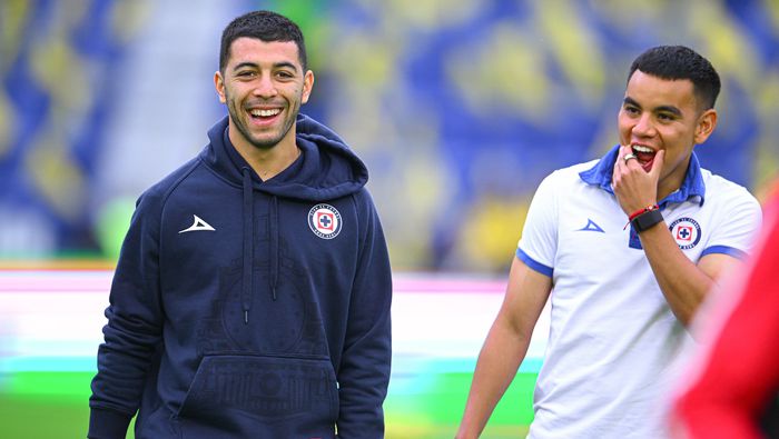 Erik Lira y Carlos Rodríguez previo a un partido de Cruz Azul | MEXSPORT