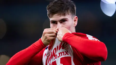 Armando Gonzalez besa el escudo de Chivas l MEXSPORT
