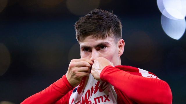 Armando Gonzalez besa el escudo de Chivas l MEXSPORT