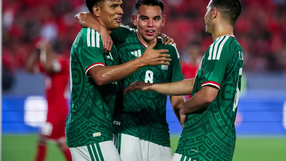 Erik Lira y Carlos Rodríguez festejan junto a Jesús Gallardo en un partido de México | MEXSPORT