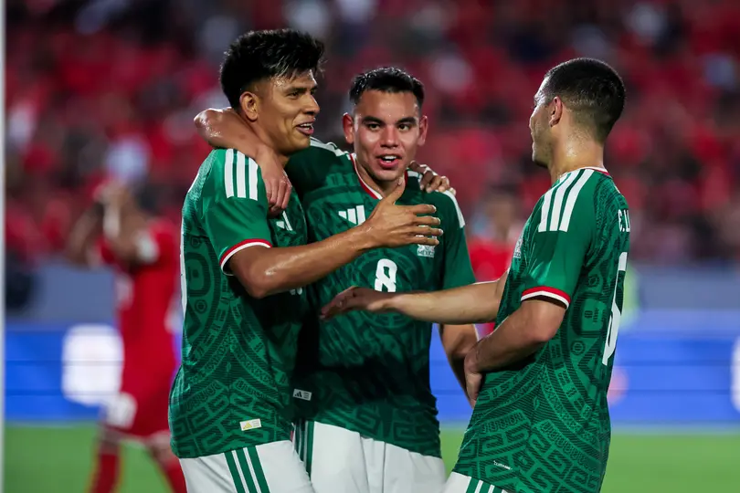 Erik Lira y Carlos Rodríguez festejan junto a Jesús Gallardo en un partido de México | MEXSPORT