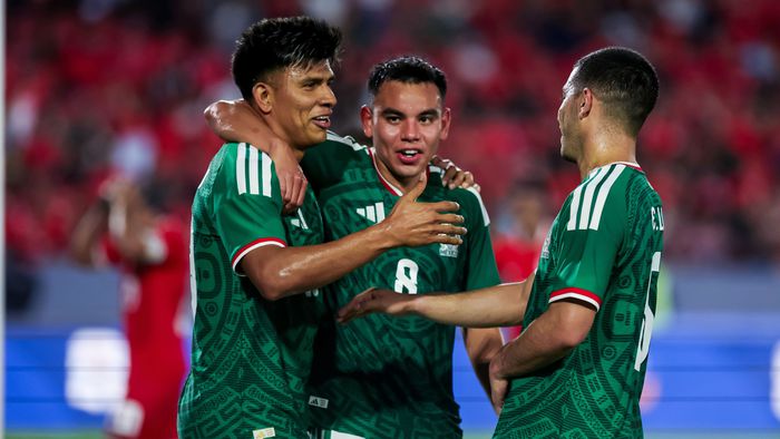 Erik Lira y Carlos Rodríguez festejan junto a Jesús Gallardo en un partido de México | MEXSPORT