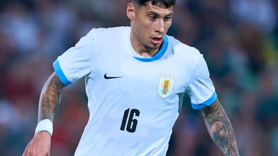 Jugador de Uruguay controla balón l MEXSPORT