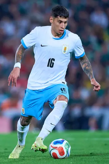 Jugador de Uruguay controla balón l MEXSPORT