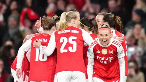Jugadoras de Arsenal celebran con Chloe Kelly en el partido contra Chelsea en Champions League | AP