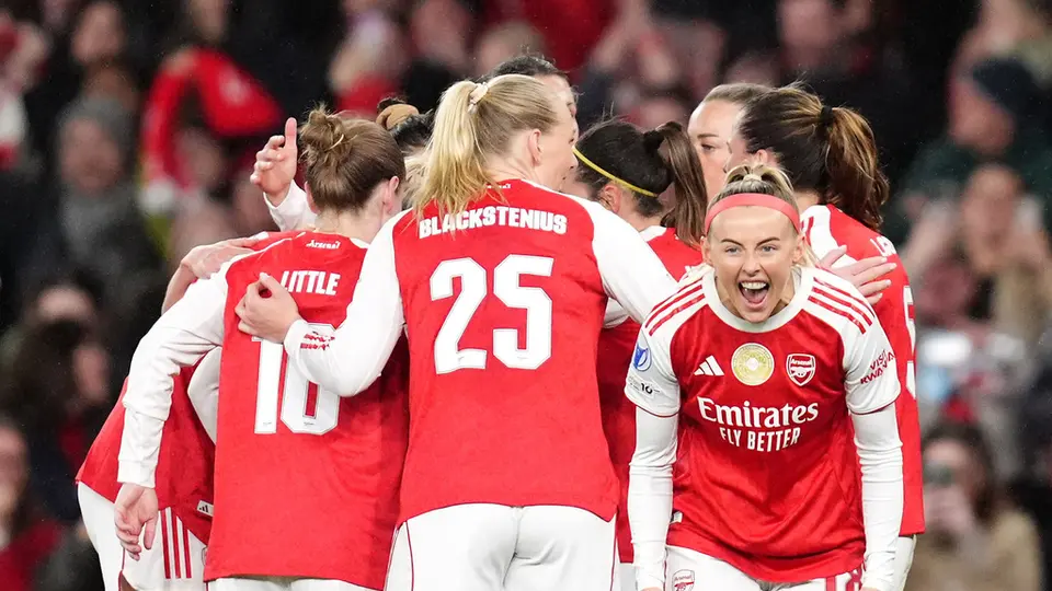 Jugadoras de Arsenal celebran con Chloe Kelly en el partido contra Chelsea en Champions League | AP