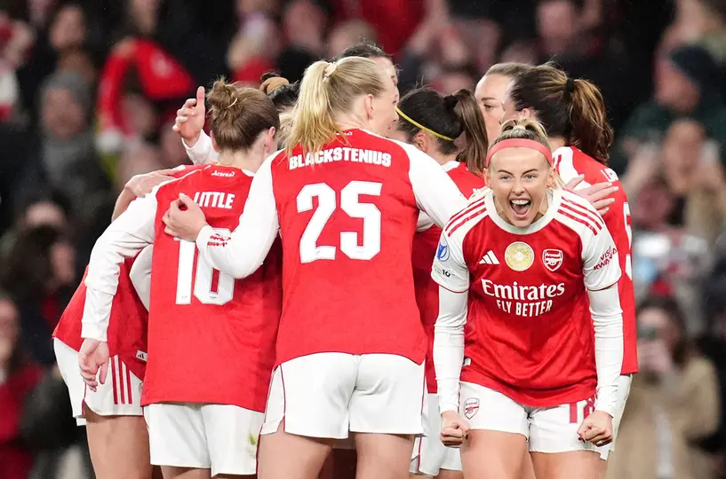Jugadoras de Arsenal celebran con Chloe Kelly en el partido contra Chelsea en Champions League | AP