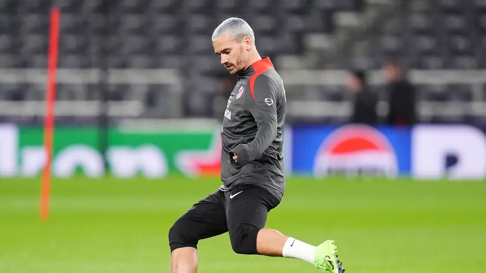 Antoine Griezmann en un calentamiento con Atlético de Madrid l AP