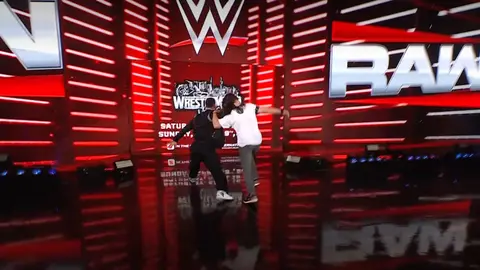 Bálor se quedó atacando a Dominik | Captura: WWE