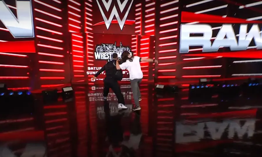 Bálor se quedó atacando a Dominik | Captura: WWE