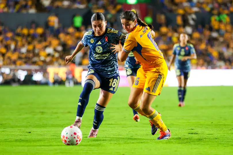 Nancy Antonio y Jimena López se enfrentan en el juego entre Tigres y América en la Final del Apertura 2025 de la Liga MX Femenil | IMAGO 7