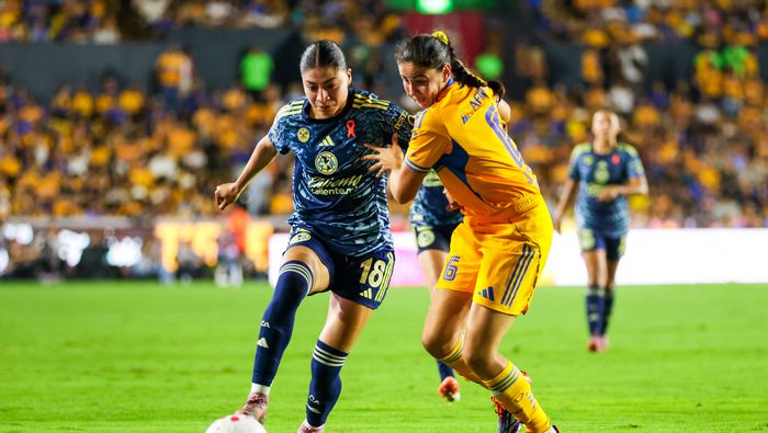 Nancy Antonio y Jimena López se enfrentan en el juego entre Tigres y América en la Final del Apertura 2025 de la Liga MX Femenil | IMAGO 7