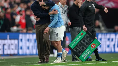Pep Guardiola dirigiendo al Manchester City l AP