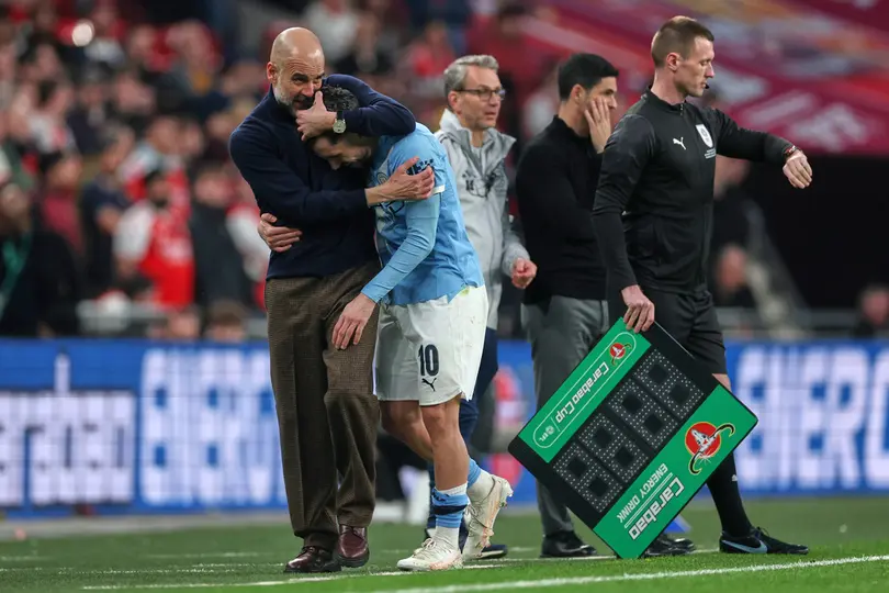 Pep Guardiola dirigiendo al Manchester City l AP