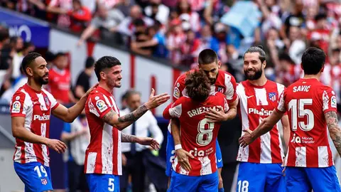 Griezmann siendo abrazado por sus compañeros en un partido en 2022 l X: @AntoGriezmann