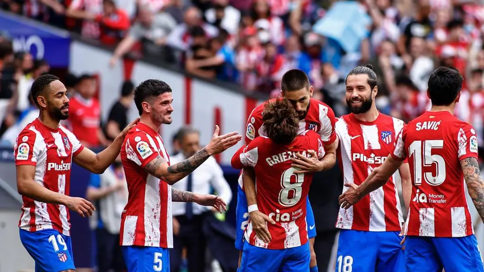 Griezmann siendo abrazado por sus compañeros en un partido en 2022 l X: @AntoGriezmann