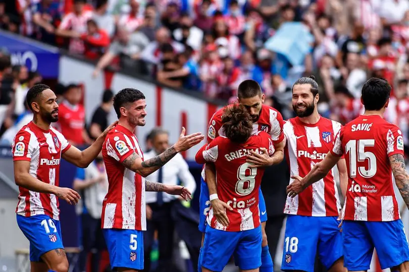 Griezmann siendo abrazado por sus compañeros en un partido en 2022 l X: @AntoGriezmann