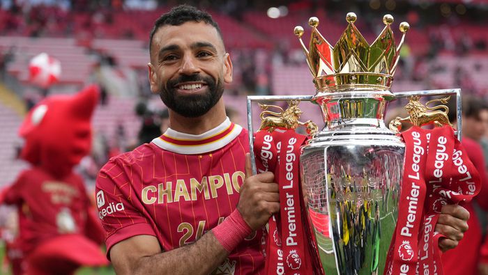 Salah con el trofeo de la Premier League | AP