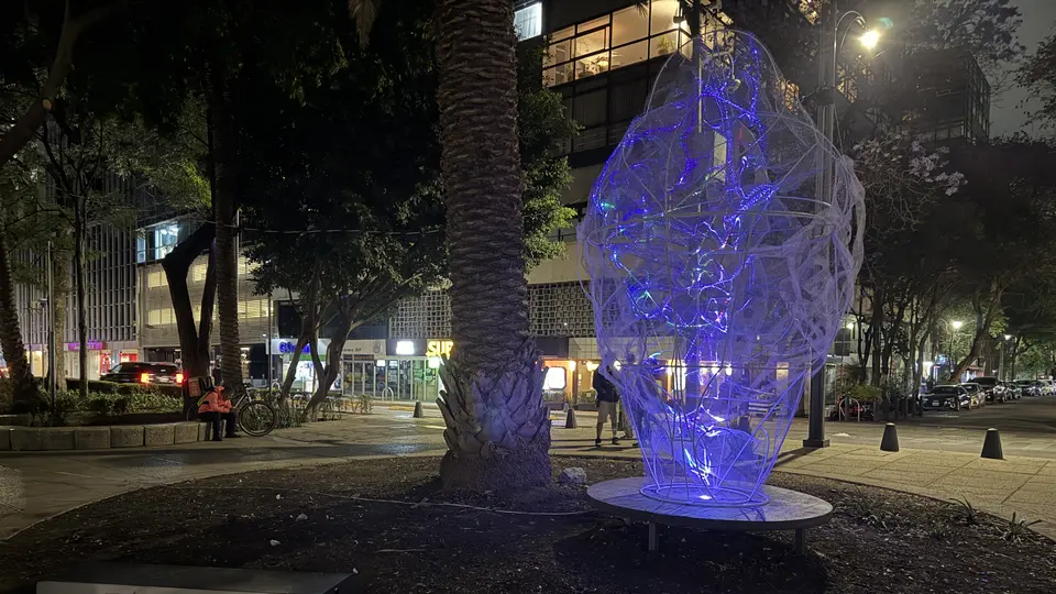 Más de 10 instalaciones de luz convierten una de las avenidas más importantes de la capital en un espectáculo visual. / Georgina Sánchez