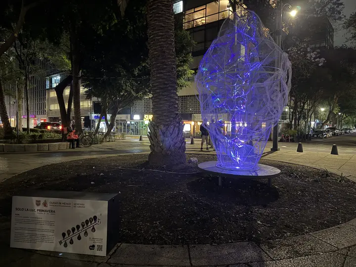 Más de 10 instalaciones de luz convierten una de las avenidas más importantes de la capital en un espectáculo visual. / Georgina Sánchez