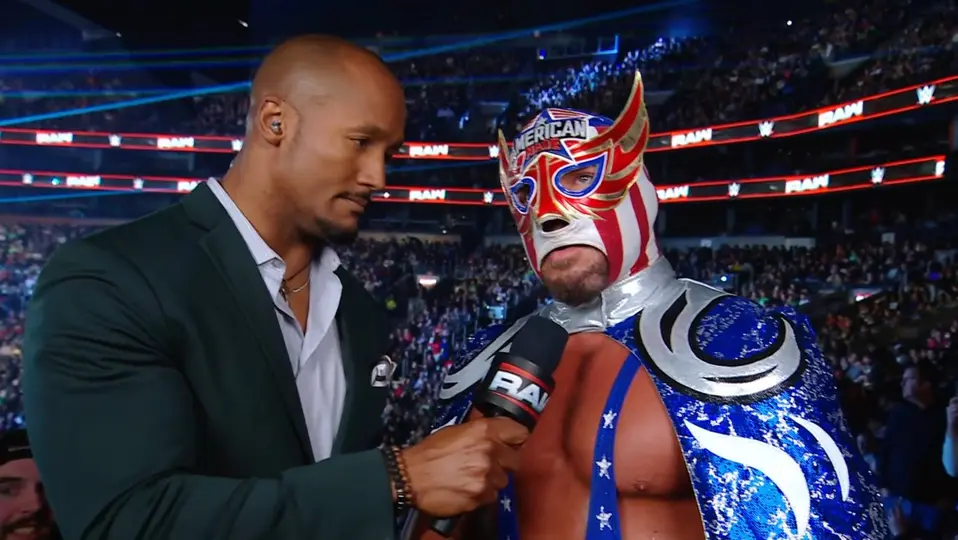 El Original Grande Americano hablando con Byron Saxton | Captura: WWE