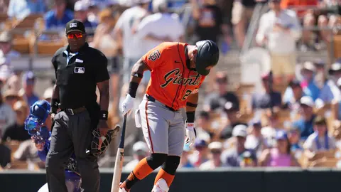 Umpire en partido de Giants l AP