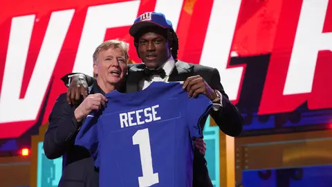 Arvell Reese llegando a los New York Giants