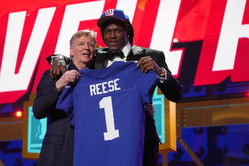 Arvell Reese llegando a los New York Giants