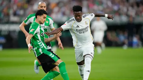 Vinícius con el balón en el Estadio de La Cartuja | AP