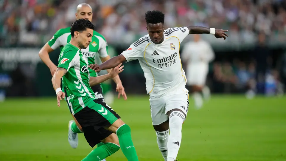 Vinícius con el balón en el Estadio de La Cartuja | AP