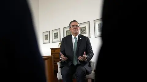Ebrard reconoció la estancia de su hijo, pero negó cualquier irregularidad o uso indebido de recursos. / AP