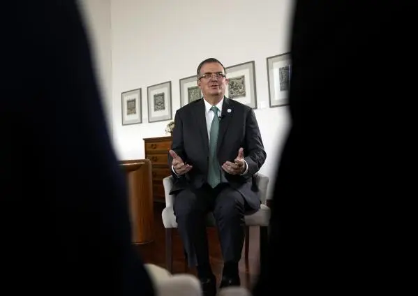 Ebrard reconoció la estancia de su hijo, pero negó cualquier irregularidad o uso indebido de recursos. / AP