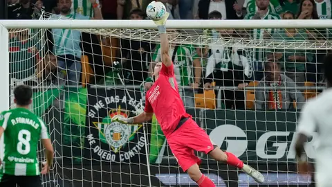 Lunin haciendo una gran atajada en el partido ante Betis | AP