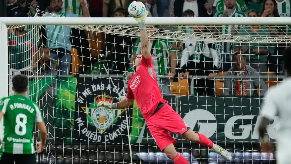 Lunin haciendo una gran atajada en el partido ante Betis | AP