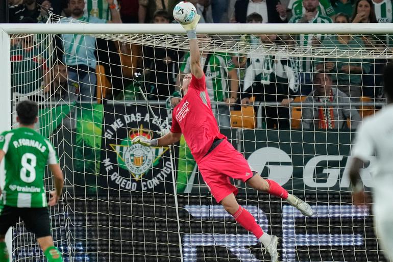 Lunin haciendo una gran atajada en el partido ante Betis | AP