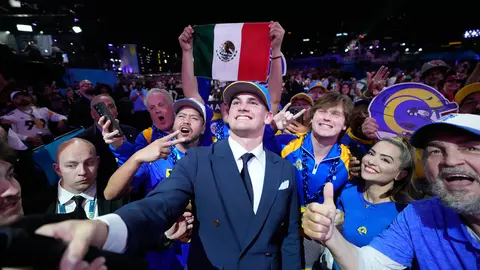 Ty Simpson con la afición en el Draft 2026 de la NFL | AP