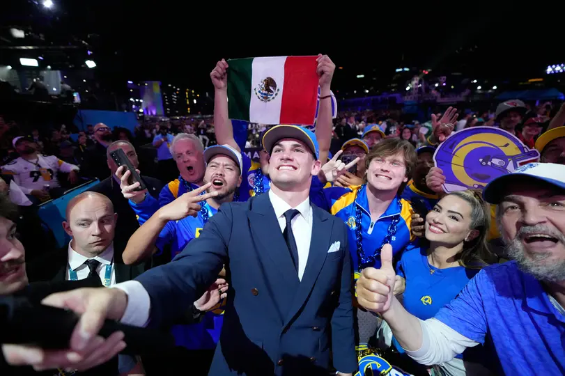Ty Simpson con la afición en el Draft 2026 de la NFL | AP