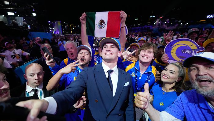 Ty Simpson con la afición en el Draft 2026 de la NFL | AP