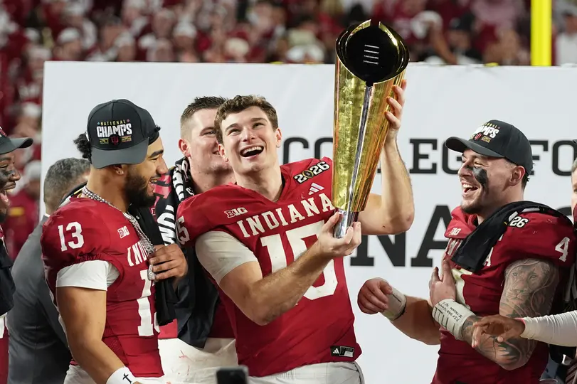 Fernando Mendoza celebra después de que Indiana ganó el Juego de Campeonato de fútbol americano universitario | AP