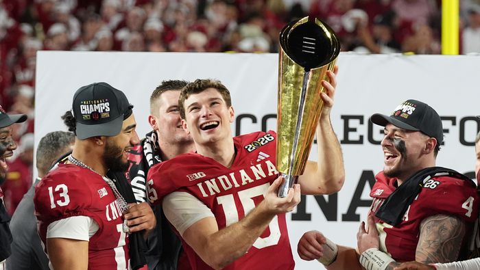 Fernando Mendoza celebra después de que Indiana ganó el Juego de Campeonato de fútbol americano universitario | AP