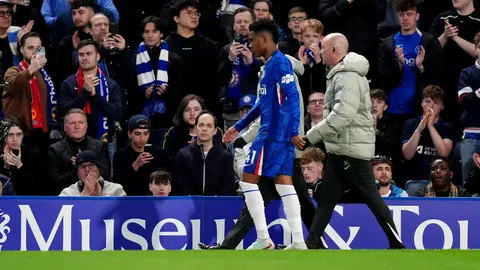 Estevao abandona la cancha luego de su lesión vs Manchester United | AP