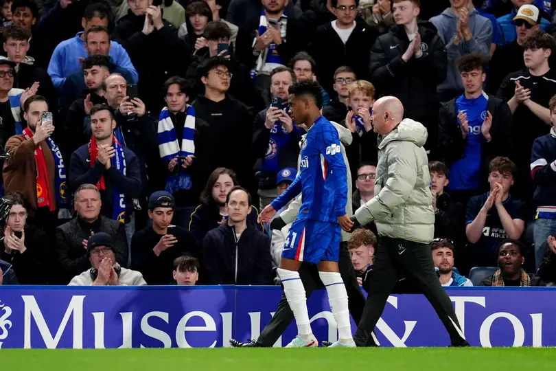 Estevao abandona la cancha luego de su lesión vs Manchester United | AP