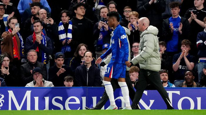 Estevao abandona la cancha luego de su lesión vs Manchester United | AP