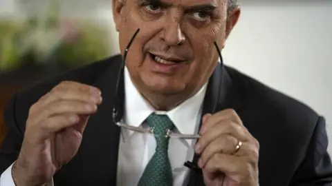 La Secretaría Anticorrupción abrió una investigación por la estancia del hijo de Ebrard en Reino Unido. / AP