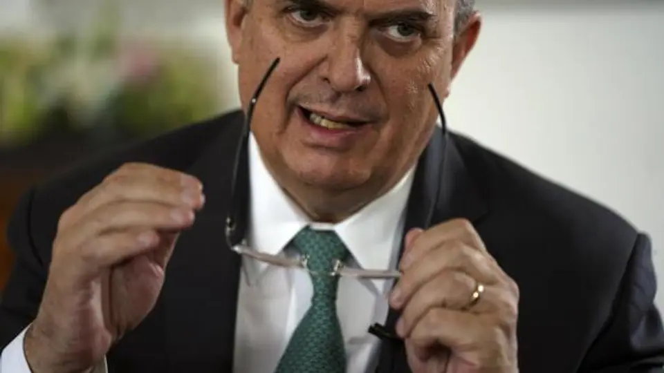 La Secretaría Anticorrupción abrió una investigación por la estancia del hijo de Ebrard en Reino Unido. / AP