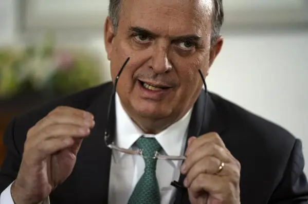 La Secretaría Anticorrupción abrió una investigación por la estancia del hijo de Ebrard en Reino Unido. / AP
