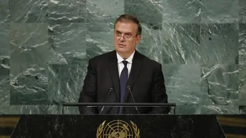Marcelo Ebrard bajo investigación por estancia de su hijo en embajada de Londres