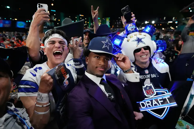 Caleb Downs celebra con los fans de Cowboys en el Draft 2026 de la NFL | AP