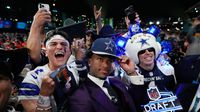 Caleb Downs celebra con los fans de Cowboys en el Draft 2026 de la NFL | AP