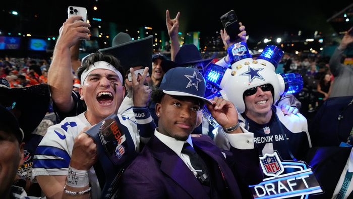 Caleb Downs celebra con los fans de Cowboys en el Draft 2026 de la NFL | AP